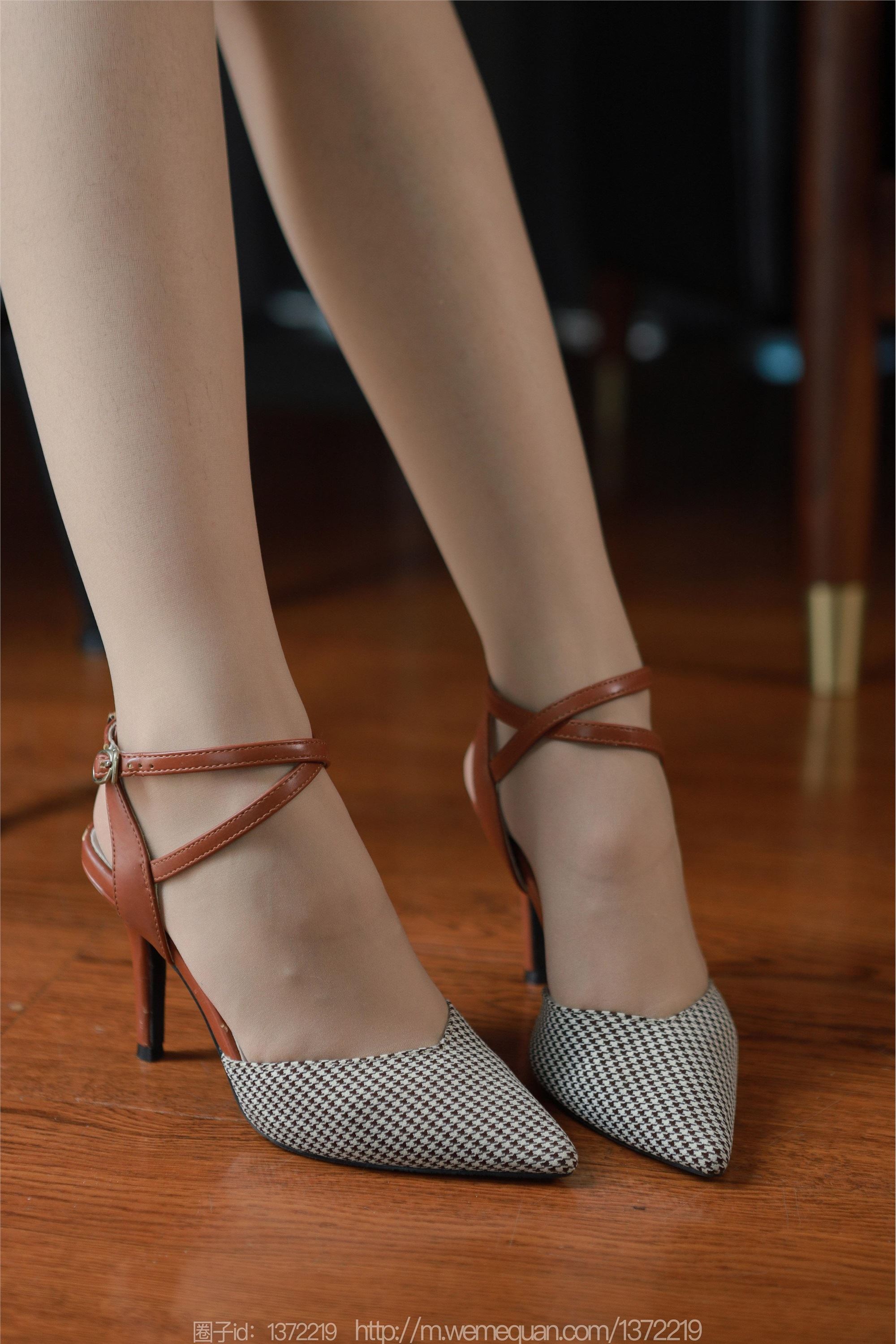 IESS异思趣向  2023.07.04 丝享家 1471 小金《咖色吊带短裙》